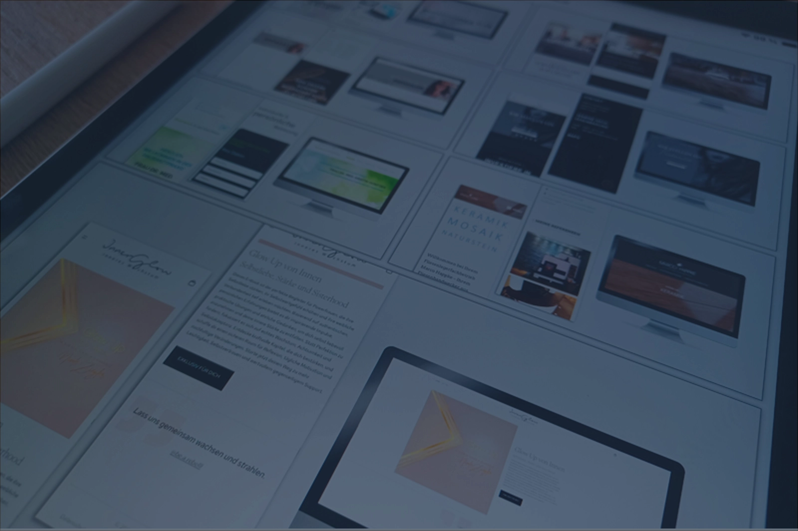 Moderne Website-Layouts auf verschiedenen Endgeräten